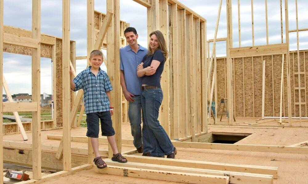 семья строит дом